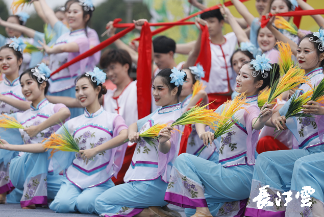 　　9月21日，咸寧市咸安區(qū)高橋蘿卜小鎮(zhèn)百畝草地上舉行了“慶豐收·迎小康”第三屆中國農(nóng)民豐收節(jié)湖北分會場咸寧主會場慶?；顒?，全市各界農(nóng)民代表相聚白水畈的美麗田野，分享豐收的喜悅，慶祝屬于自己的節(jié)日。  　　開幕式上舉行了精彩的文藝演出，演出在舞蹈《慶豐收》中拉開序幕，歌舞《錦繡小康》呈現(xiàn)出咸寧各地欣欣向榮、脫貧致富奔小康的幸福場景。網(wǎng)紅歌曲《你莫走》、舞蹈《慶豐收》、歌舞《一起幸?！罚粋€(gè)個(gè)精彩的節(jié)目輪番上演，博得現(xiàn)場觀眾陣陣掌聲。  　　開幕活動現(xiàn)場還舉行了頒獎(jiǎng)儀式，第二屆“美麗中國、鄉(xiāng)村振興”全國農(nóng)民詩歌邀請賽獲獎(jiǎng)組織和個(gè)人，全市農(nóng)村人居環(huán)境整治示范村，省級農(nóng)業(yè)產(chǎn)業(yè)化工作先進(jìn)集體和先進(jìn)個(gè)人上臺領(lǐng)獎(jiǎng)?，F(xiàn)場還舉行了鄂南民俗展演、農(nóng)民趣味運(yùn)動會、扶貧農(nóng)產(chǎn)品以及咸寧特色農(nóng)產(chǎn)品展銷等豐富多彩的活動?；鸨娜藲?，讓在場的展銷商賺得是盆滿缽滿。  　　咸寧市咸安區(qū)鑫達(dá)種養(yǎng)專業(yè)合作社理事長萬永輝：今年家里的香菇都豐收了，一上午我就賣出了一萬多元，我們合作社采取的是“合作社+農(nóng)戶”的模式，也帶領(lǐng)了20多戶貧困戶脫貧了。  　　咸寧市致遠(yuǎn)種植專業(yè)合作社理事長 吳海兵:我們今年是真真正正地豐收了，我們生姜的價(jià)格足足翻了三倍，跟著我們一起的貧困戶也平均增收了3000元左右。  　　而這一系列的活動，都是在蘿卜小鎮(zhèn)的草地上進(jìn)行的，草地作舞臺、草地搞展示、草地上比賽等等，這數(shù)百畝草地，此時(shí)此刻成為了咸寧農(nóng)民們慶祝豐收的歡樂場。  　　咸寧市咸安區(qū)高橋鎮(zhèn)黨委書記王順榮：今年的湖北分會場在我們高橋蘿卜小鎮(zhèn)舉辦，我感到很榮幸，我們從一顆蘿卜做起，以白水畈蘿卜為核心品牌，打造白水畈"我家菜園"蔬菜基地及旅游觀光體驗(yàn)中心，發(fā)展綠色農(nóng)業(yè)、生態(tài)旅游，增加產(chǎn)業(yè)開發(fā)的綜合效益，創(chuàng)建蘿卜特色小鎮(zhèn)，走出了一條農(nóng)業(yè)、旅游相結(jié)合的新路，推動高橋鎮(zhèn)一二三產(chǎn)業(yè)融合發(fā)展。  　　鄉(xiāng)親們說，這在以前是想都不敢想的，高橋鎮(zhèn)蝸居山里，太偏遠(yuǎn)又沒有資源優(yōu)勢，想發(fā)展太難。而現(xiàn)在這一切的悄然改變，得益于2017年10月13日，咸安區(qū)政府與鄂旅投公司正式簽署的《131軍旅小鎮(zhèn)+白水畈田園綜合體旅游開發(fā)投資合作協(xié)議》，鄂旅投公司將投資30億元，在高橋鎮(zhèn)打造131軍旅小鎮(zhèn)和白水畈田園綜合體旅游開發(fā)項(xiàng)目。項(xiàng)目共分為131軍旅小鎮(zhèn)、白水畈美麗鄉(xiāng)村、特色農(nóng)業(yè)示范、旅游綜合體四大板塊，打造旅游綜合服務(wù)區(qū)、澄水洞軍事展示區(qū)、青少年國防教育基地、鐵血軍事樂園區(qū)、戰(zhàn)狼訓(xùn)練基地、美麗村灣民俗區(qū)、四季瓜果示范區(qū)、農(nóng)耕文化展示區(qū)、特色商業(yè)街區(qū)和康養(yǎng)度假區(qū)十大功能區(qū)。  　　咸寧市咸安區(qū)高橋鎮(zhèn)黨委書記王順榮：我們引進(jìn)鄂旅投，打造蘿卜小鎮(zhèn)，目前建設(shè)有蘿卜小鎮(zhèn)科普館、蘿卜鄉(xiāng)學(xué)院、蘿卜酒店等休閑旅游項(xiàng)目，十一馬上到了，也歡迎廣大游客前來游玩。  　　今年是決勝全面建成小康社會、決戰(zhàn)脫貧攻堅(jiān)之年。咸寧市本著"儉樸、祥和、歡樂，農(nóng)民參與，農(nóng)民唱主角"的辦節(jié)思路，而此屆中國農(nóng)民豐收節(jié)辦節(jié)費(fèi)用也是倍減。  　　農(nóng)為邦本，本固邦寧。今年，面對重大疫情和特大洪澇災(zāi)害，咸寧市扎實(shí)做好“六穩(wěn)”工作、落實(shí)“六?！比蝿?wù)，克服重重困難，推動農(nóng)業(yè)實(shí)現(xiàn)持續(xù)平穩(wěn)發(fā)展，形成了茶葉、油茶、中藥材等12個(gè)特色農(nóng)業(yè)主導(dǎo)產(chǎn)業(yè)，“全國一村一品示范村鎮(zhèn)”發(fā)展到14家，國家級、省級農(nóng)業(yè)產(chǎn)業(yè)化龍頭企業(yè)達(dá)到55家。尤其是糧食產(chǎn)量預(yù)計(jì)達(dá)118萬噸、蔬菜產(chǎn)量預(yù)計(jì)達(dá)260萬噸，生豬預(yù)計(jì)出欄183.52萬頭，農(nóng)業(yè)生產(chǎn)再獲豐收，糧食安全有效保障，讓農(nóng)民的腰包更鼓、家園更美、生活更甜，為加快實(shí)施鄉(xiāng)村振興戰(zhàn)略、推動咸寧高質(zhì)量發(fā)展提供堅(jiān)實(shí)保障。